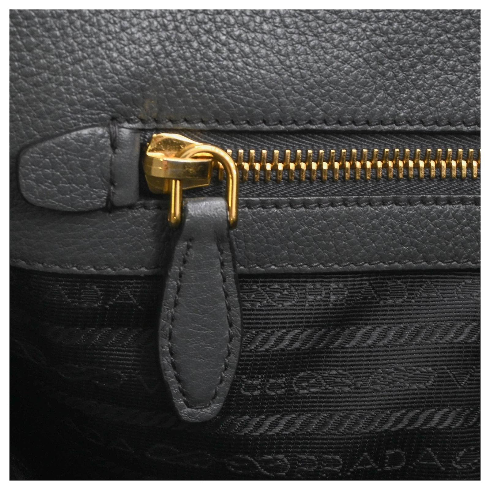 Authentic Prada
Vitello Daino Leather Tote