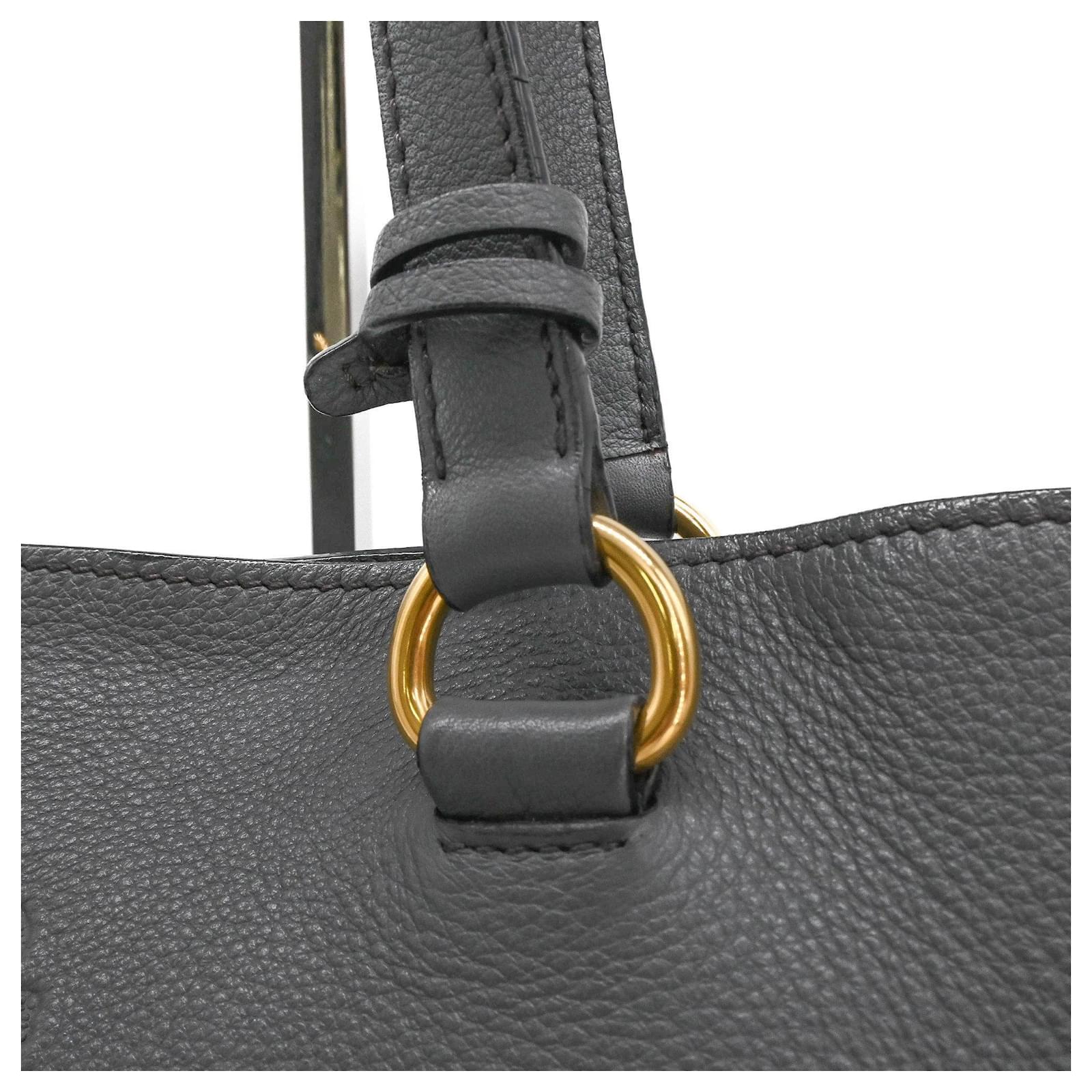 Authentic Prada
Vitello Daino Leather Tote