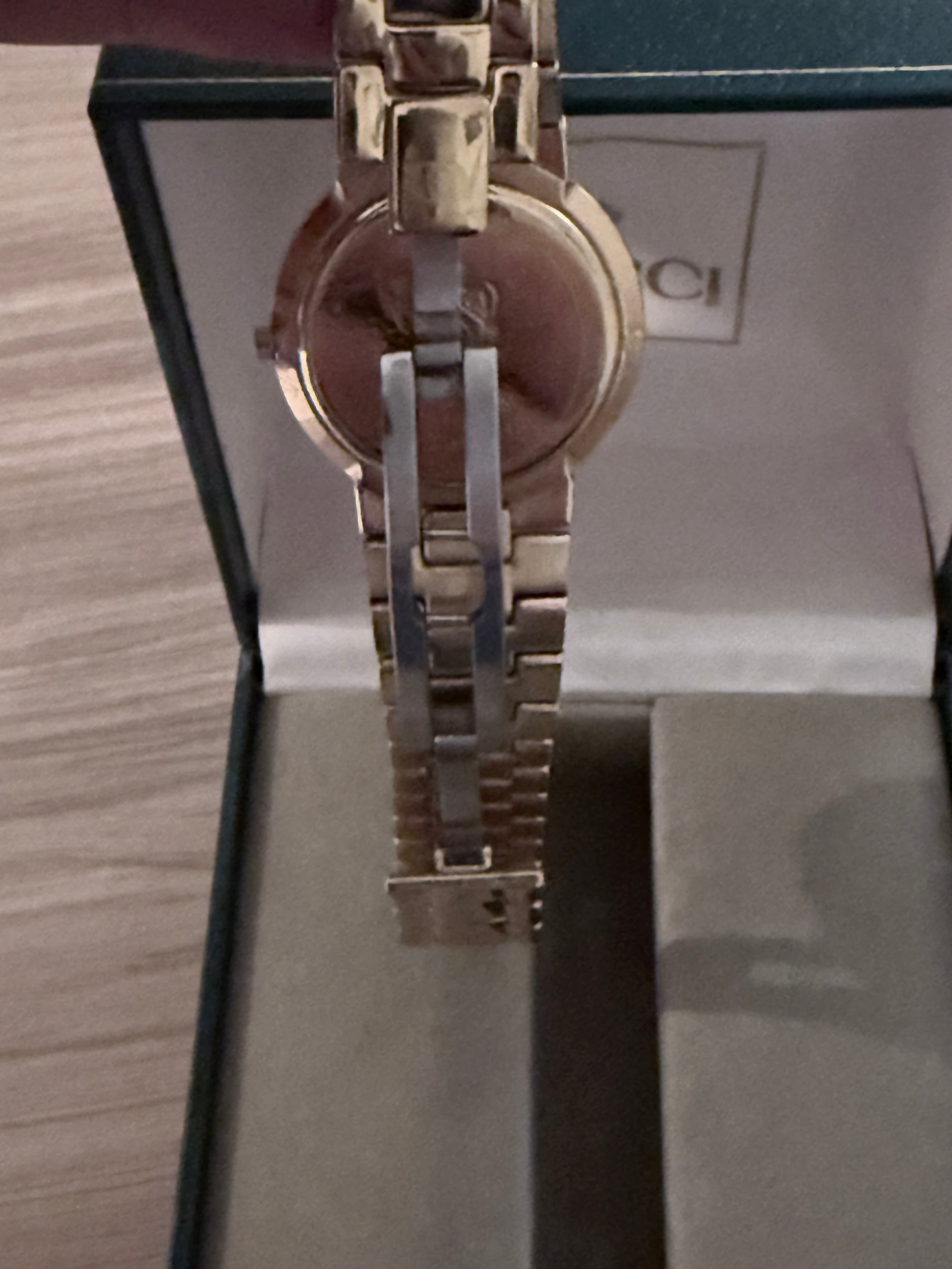 VINTAGE GUCCI 3300.2.M SWISS QUARTZ WRISTWATCH GOLD TONE BOX RUNNING