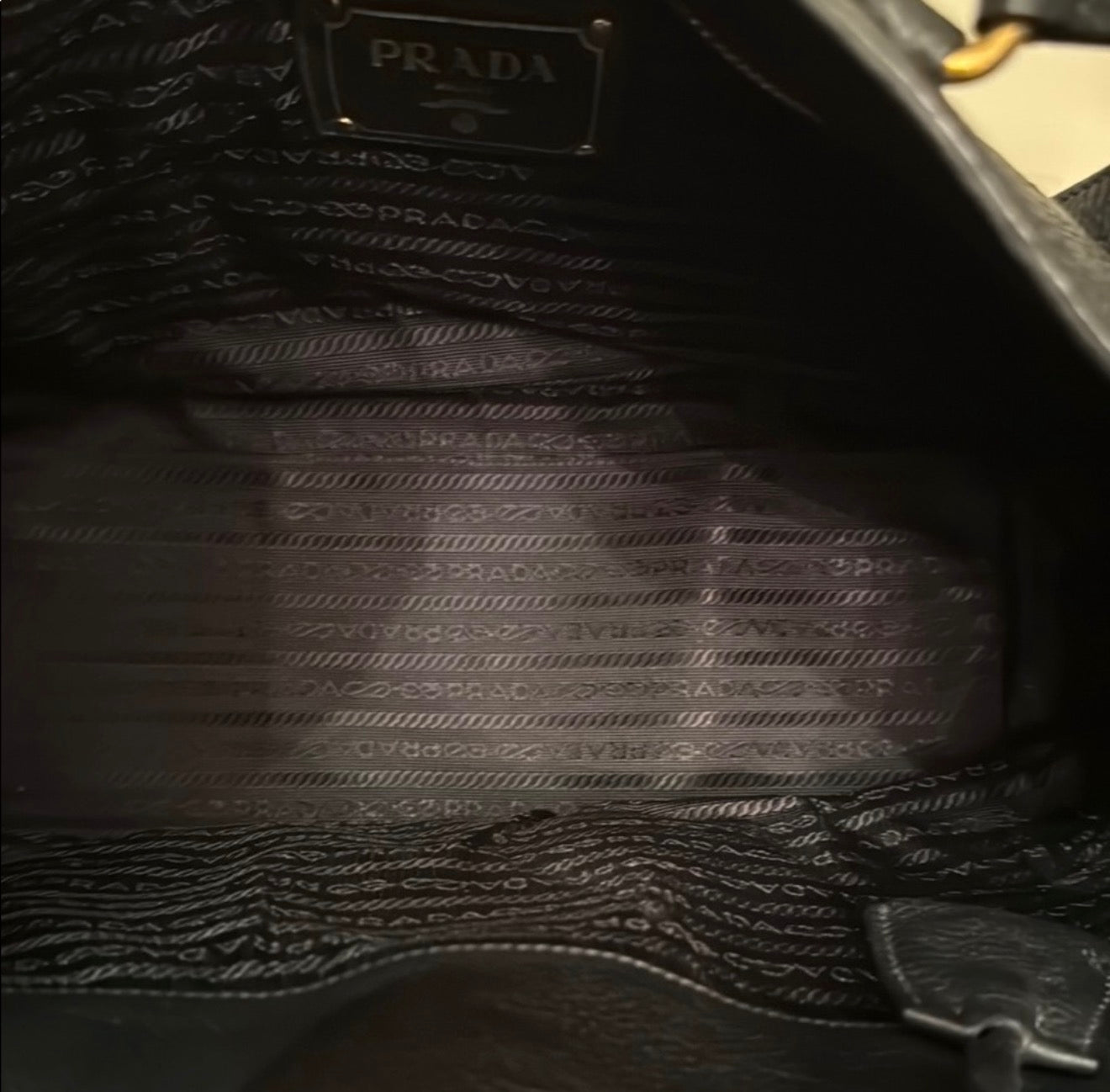 Authentic Prada
Vitello Daino Leather Tote